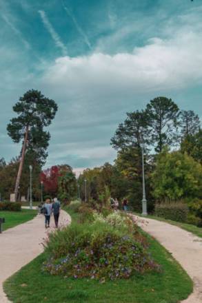 photo d'un parc avec des personnes qui se prom&egrave;nent