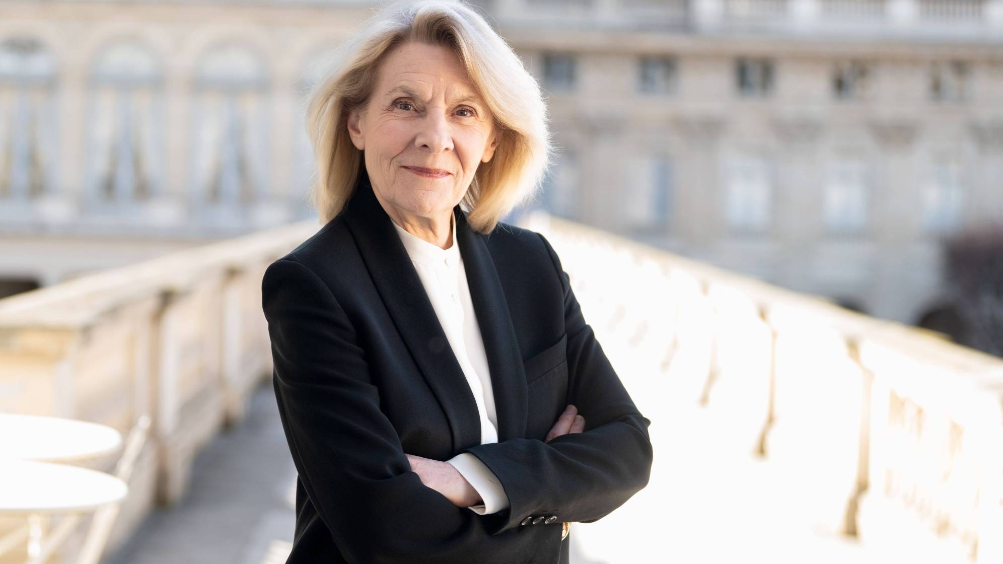 photo portrait de Catherine Pégard, prise dehors avec les bras croisés